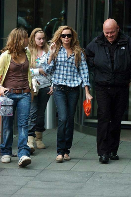 Girls_Aloud_leaving_their_hotel_in_Manchester_300508_12.jpg