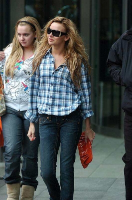 Girls_Aloud_leaving_their_hotel_in_Manchester_300508_13.jpg