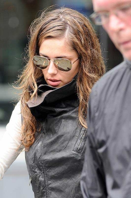 Girls_Aloud_leaving_their_hotel_in_Manchester_300508_14.jpg