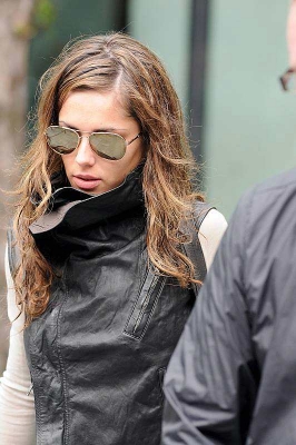Girls_Aloud_leaving_their_hotel_in_Manchester_300508_16.jpg