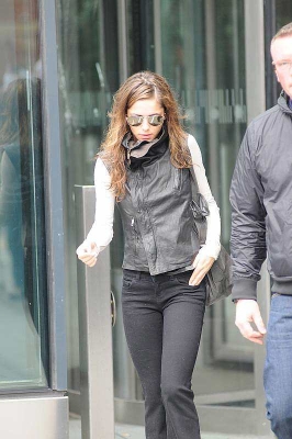Girls_Aloud_leaving_their_hotel_in_Manchester_300508_17.jpg