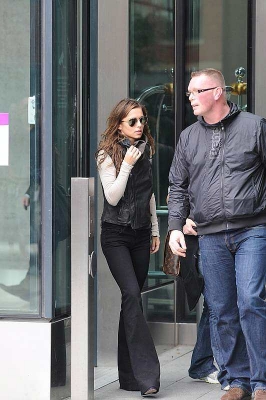 Girls_Aloud_leaving_their_hotel_in_Manchester_300508_18.jpg