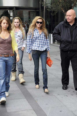 Girls_Aloud_leaving_their_hotel_in_Manchester_300508_2.jpg