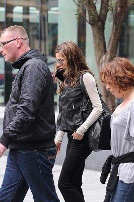 Girls_Aloud_leaving_their_hotel_in_Manchester_300508_21.jpg
