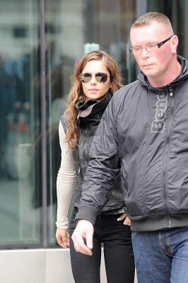 Girls_Aloud_leaving_their_hotel_in_Manchester_300508_23.jpg