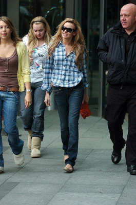 Girls_Aloud_leaving_their_hotel_in_Manchester_300508_5.jpg