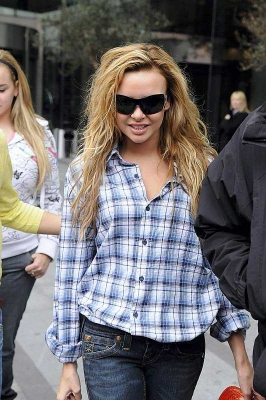 Girls_Aloud_leaving_their_hotel_in_Manchester_300508_6.jpg