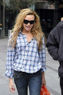 Girls_Aloud_leaving_their_hotel_in_Manchester_300508_7.jpg