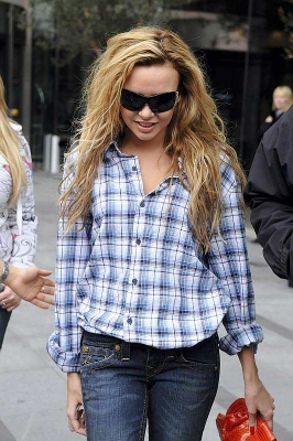 Girls_Aloud_leaving_their_hotel_in_Manchester_300508_9.jpg
