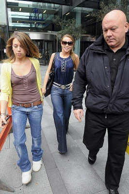 Girls_Aloud_leaving_their_hotel_in_Manchester_30_05_08_282429.jpg