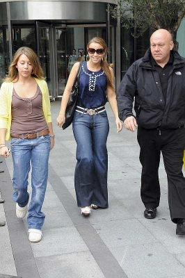 Girls_Aloud_leaving_their_hotel_in_Manchester_30_05_08_282529.jpg
