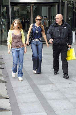 Girls_Aloud_leaving_their_hotel_in_Manchester_30_05_08_282629.jpg