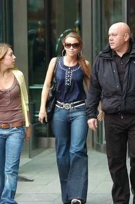 Girls_Aloud_leaving_their_hotel_in_Manchester_30_05_08_282729.jpg