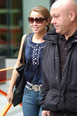 Girls_Aloud_leaving_their_hotel_in_Manchester_30_05_08_283029.jpg