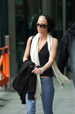 Girls_Aloud_leaving_their_hotel_in_Manchester_30_05_08_283229.jpg