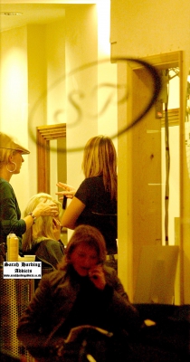Sarah_harding_visits_a_hairdressers_in_Covent_Gardens_13_10_04_28429.jpg