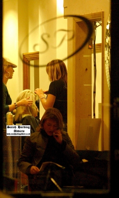 Sarah_harding_visits_a_hairdressers_in_Covent_Gardens_13_10_04_28529.jpg