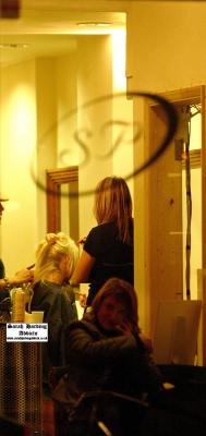 Sarah_harding_visits_a_hairdressers_in_Covent_Gardens_13_10_04_28629.jpg