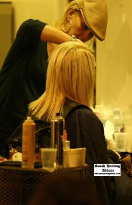 Sarah_harding_visits_a_hairdressers_in_Covent_Gardens_13_10_04_28729.jpg