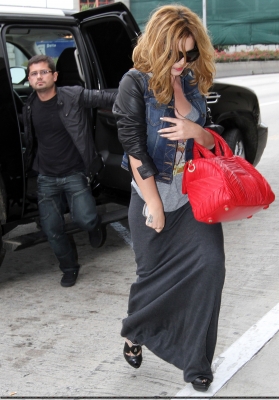 Cheryl_arriving_at_LAX_25_10_11_22.jpg