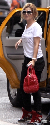 Cheryl_Cole_leaving_a_cab_in_Soho2C_New_York_28_09_11_28329.jpg