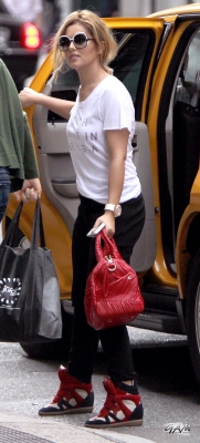 Cheryl_Cole_leaving_a_cab_in_Soho2C_New_York_28_09_11_28429.jpg