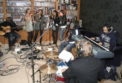 Girls_Aloud_on_the_Live_Lounge_25th_September_2008_3.jpg