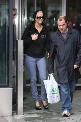 Girls_Aloud_leaving_their_hotel2C_Manchester_01_06_08_283929.jpg