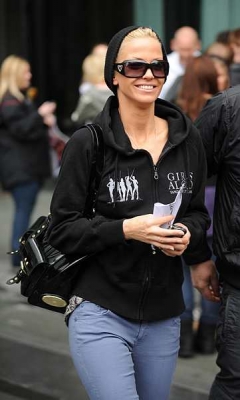 Girls_Aloud_leaving_their_hotel2C_Manchester_01_06_08_285229.jpg