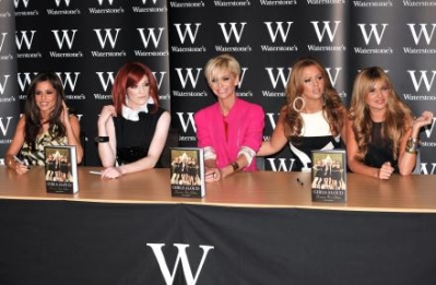 Girls_Aloud_signing_Dreams_That_Glitter_Waterstones_London_091008_41.jpg