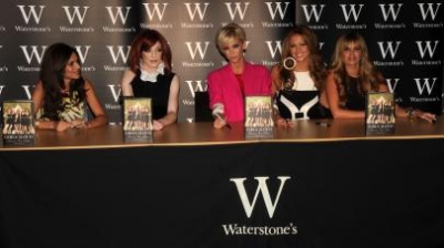 Girls_Aloud_signing_Dreams_That_Glitter_Waterstones_London_091008_42.jpg