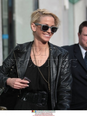 Girls_Aloud_visit_the_LWT_studios_in_London_24_10_08_283629.jpg