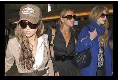 Kimberley_Cheryl__Nicola_arriving_at_Heathrow_Airport_20022008_30.jpg