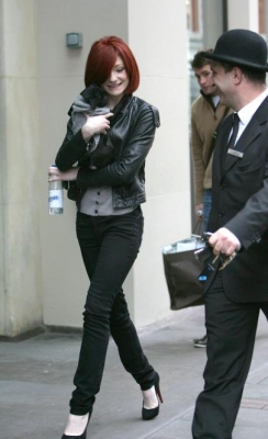 Nicola_Roberts_carrying_her_puppy_outside_her_hotel_22_12_08_2.jpg