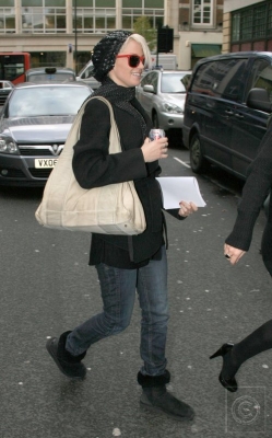 Girls_Aloud_leave_Radio_One_London_21_11_07_28829.jpg