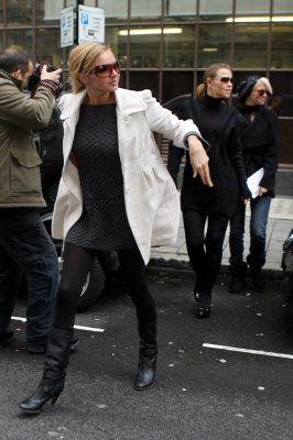Girls_Aloud_leave_Radio_One__London_-_21_11_07_7.jpg