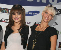 i31_LAN_Gaming_Exhibition-_Sarah_and_Cheryl_120807_12.jpg