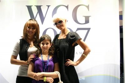 i31_LAN_Gaming_Exhibition-_Sarah_and_Cheryl_120807_30.jpg
