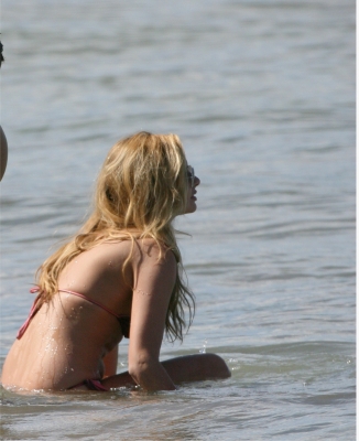 Nadine_Coyle_-_On_holiday_in_Hawaii_10.jpg