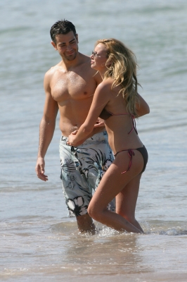 Nadine_Coyle_-_On_holiday_in_Hawaii_18.jpg