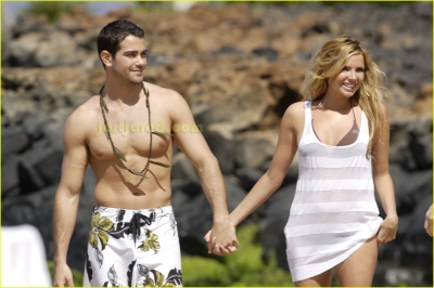 Nadine_Coyle_-_On_holiday_in_Hawaii_32.jpg