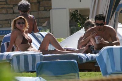 Nadine_Coyle_-_On_holiday_in_Hawaii_38.jpg