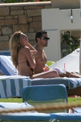 Nadine_Coyle_-_On_holiday_in_Hawaii_39.jpg