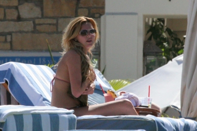 Nadine_Coyle_-_On_holiday_in_Hawaii_46.jpg