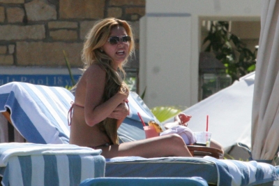 Nadine_Coyle_-_On_holiday_in_Hawaii_47.jpg
