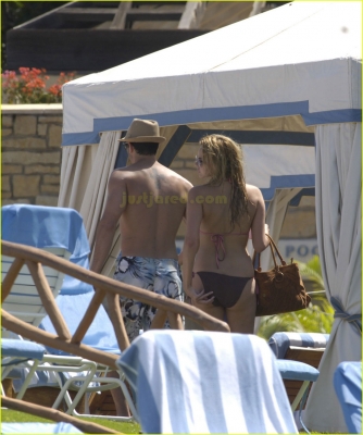 Nadine_Coyle_-_On_holiday_in_Hawaii_49.jpg