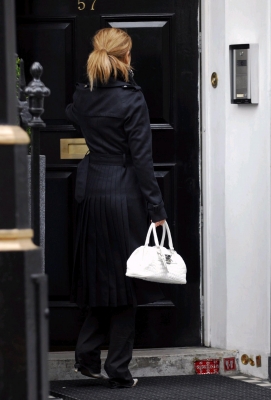 Cheryl_Tweedy_visiting_a_clinic_on_Harley_Street2C_London_19_04_06_282129.jpg