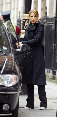 Cheryl_Tweedy_visiting_a_clinic_on_Harley_Street2C_London_19_04_06_282629.jpg