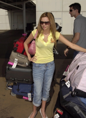 Girls_Aloud_Arriving_In_Sydney_220206_2.jpg