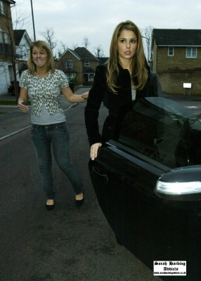 Girls_Aloud_go_to_Kims_house2C_leave_with_Xmas_Presents_19_12_06_282029.jpg